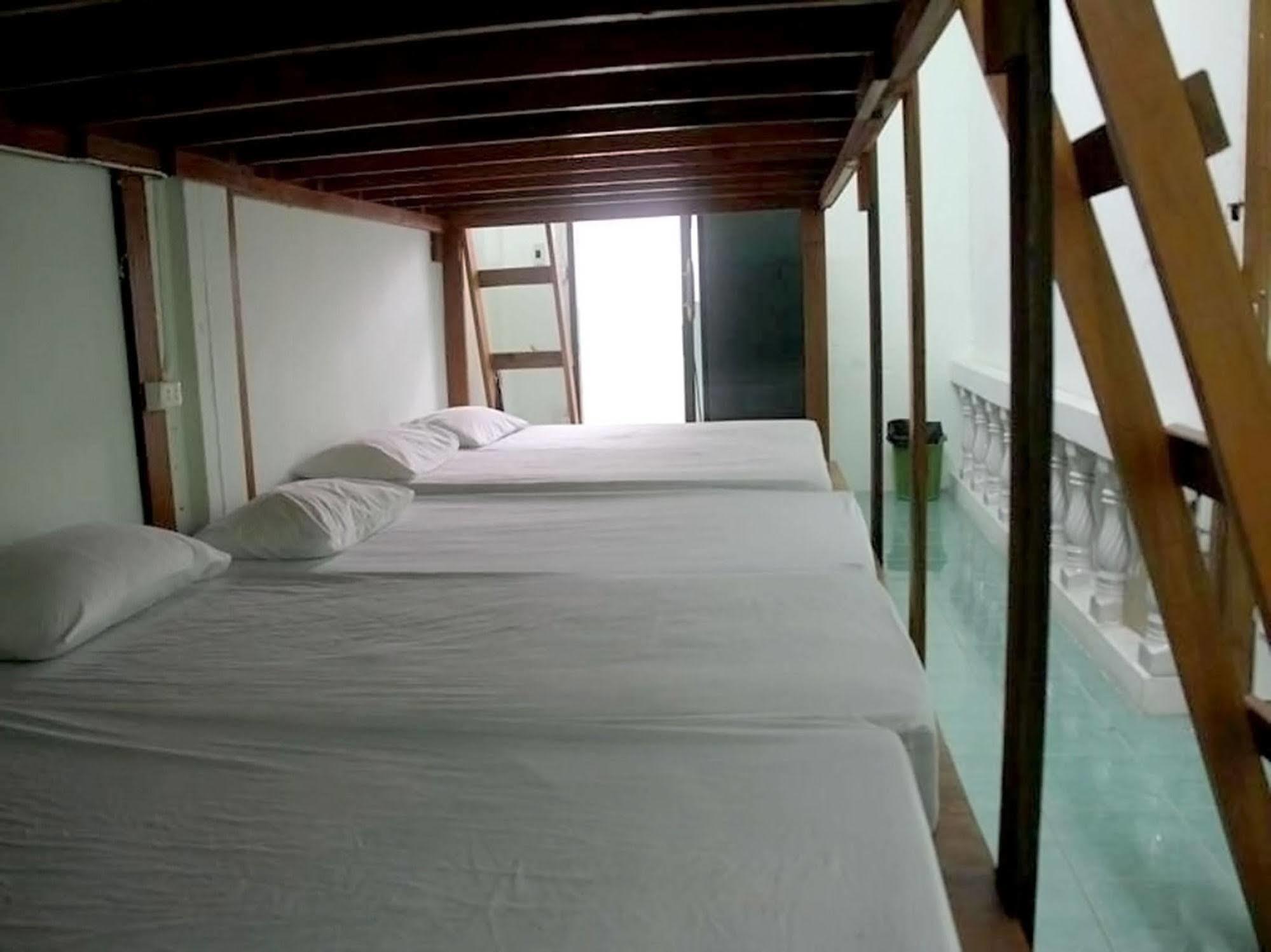 Wild & Wandering Backpacker Hostel & Bar Haad Rin Dış mekan fotoğraf