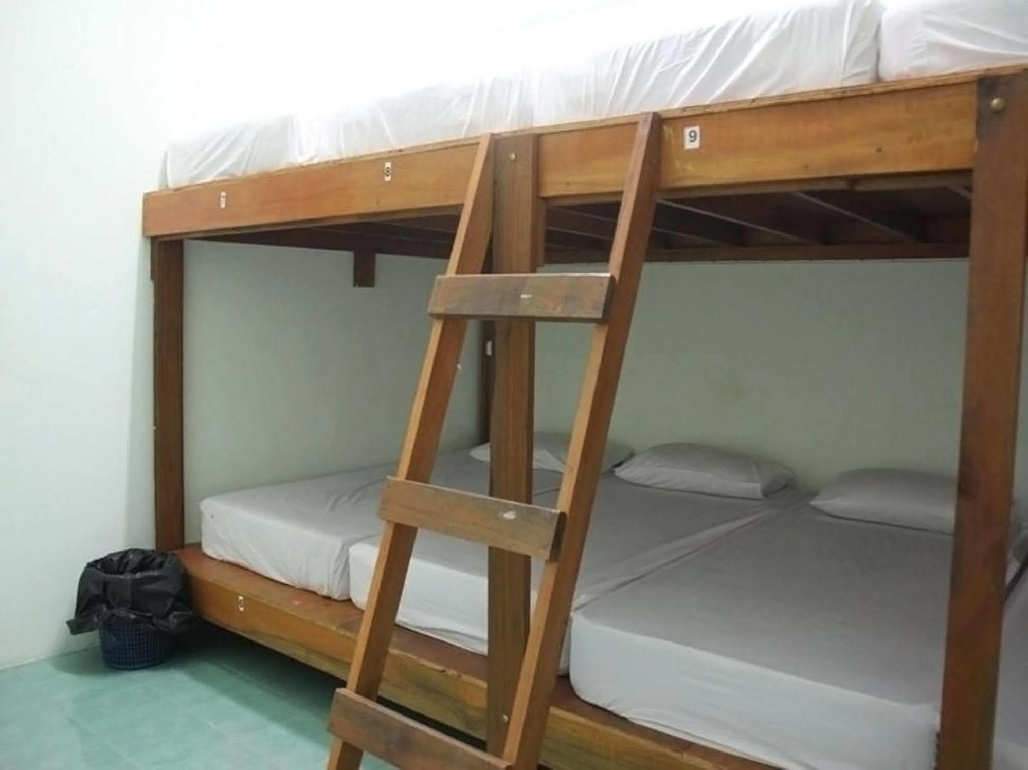 Wild & Wandering Backpacker Hostel & Bar Haad Rin Dış mekan fotoğraf