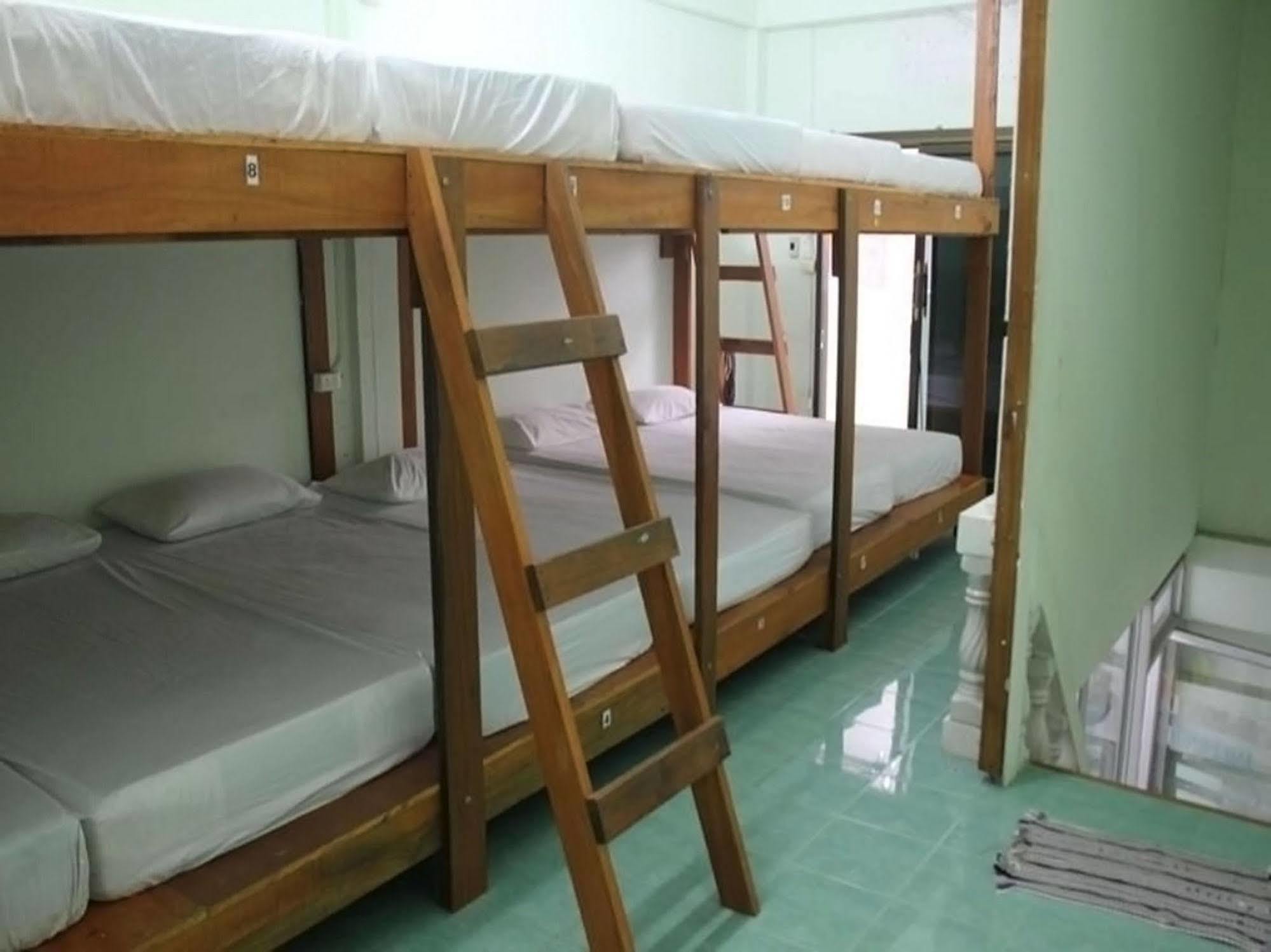 Wild & Wandering Backpacker Hostel & Bar Haad Rin Dış mekan fotoğraf