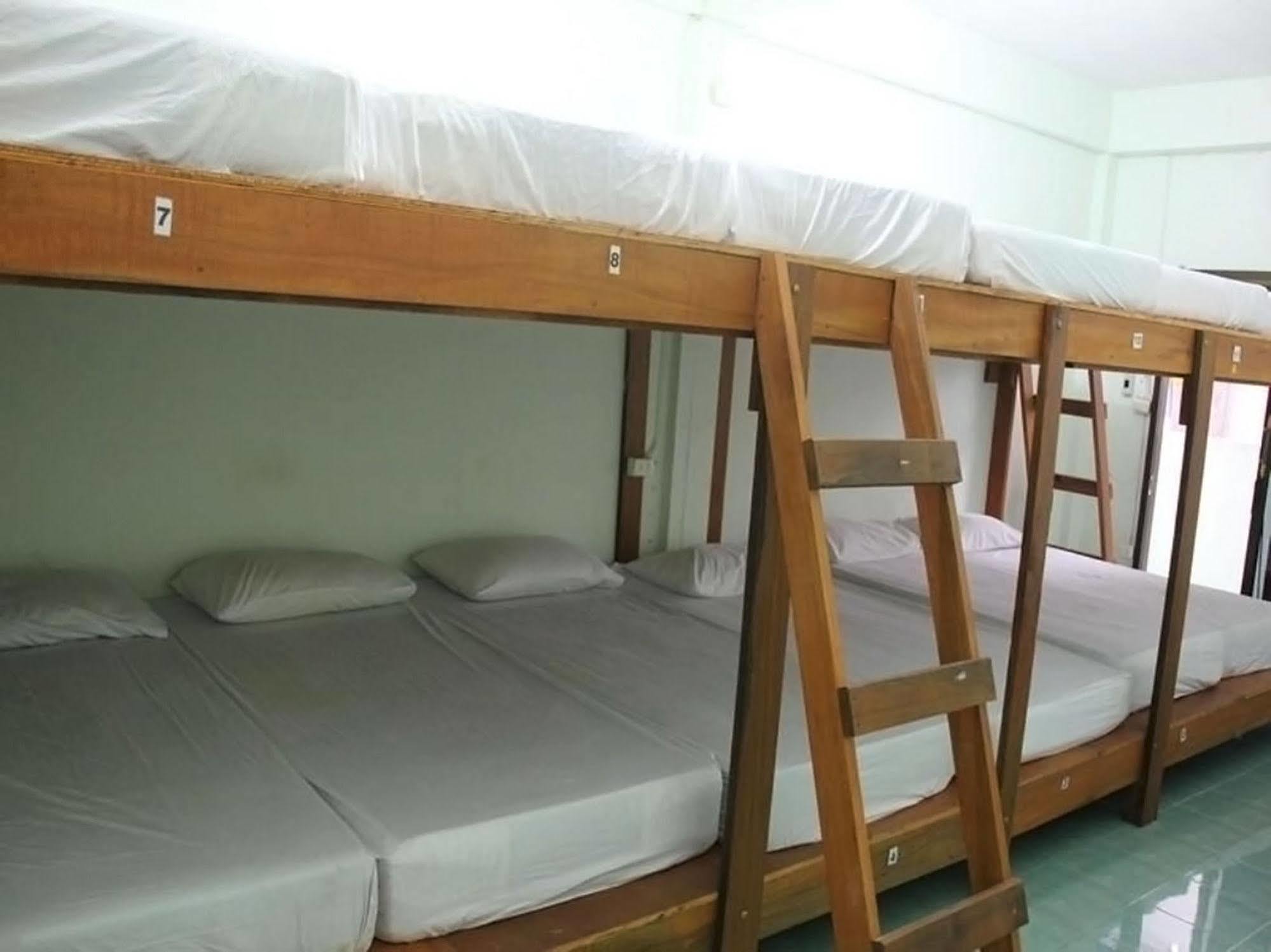 Wild & Wandering Backpacker Hostel & Bar Haad Rin Dış mekan fotoğraf