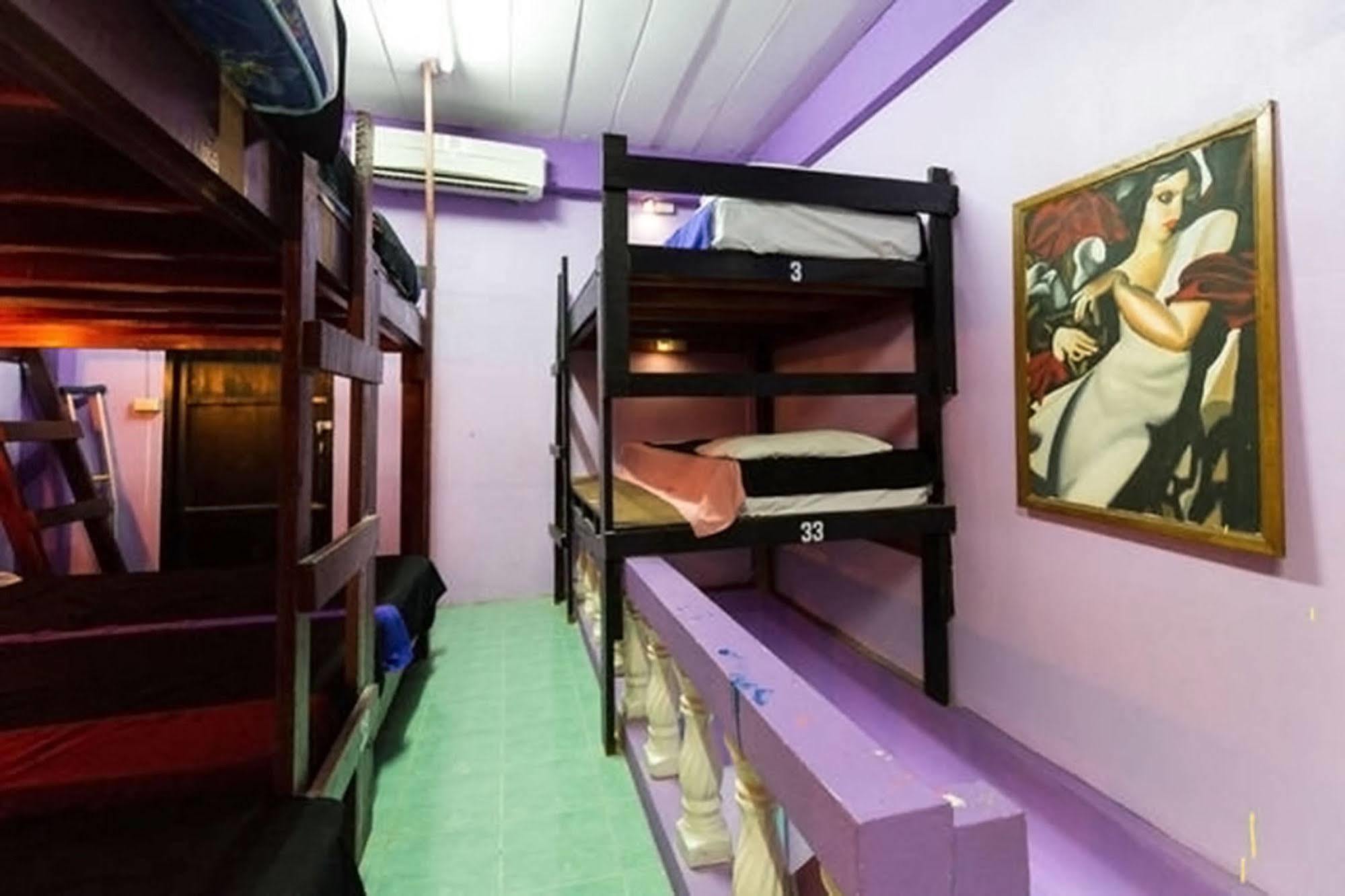 Wild & Wandering Backpacker Hostel & Bar Haad Rin Dış mekan fotoğraf