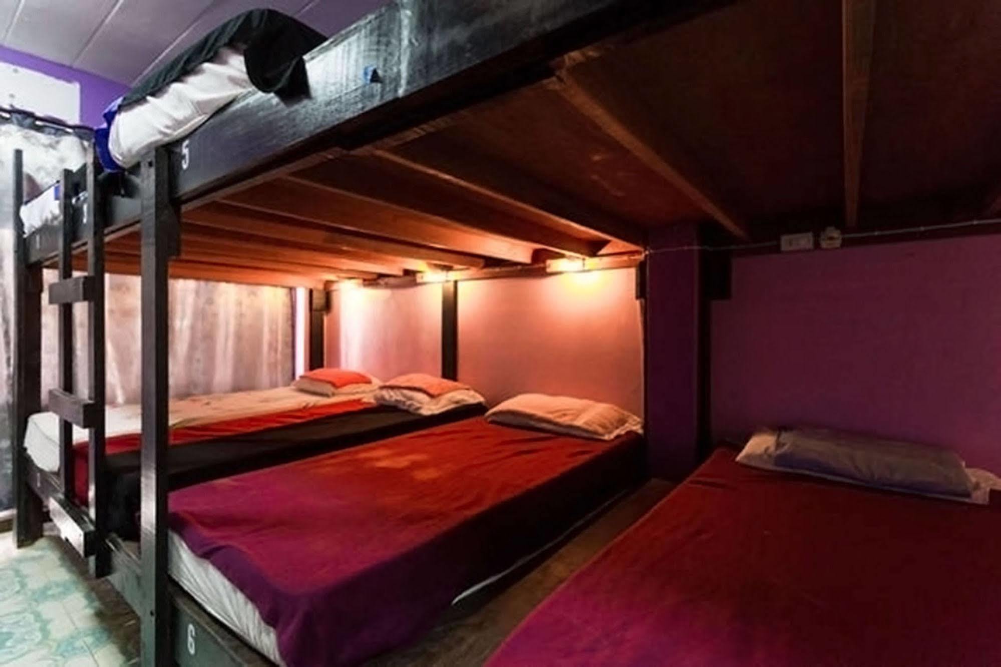 Wild & Wandering Backpacker Hostel & Bar Haad Rin Dış mekan fotoğraf