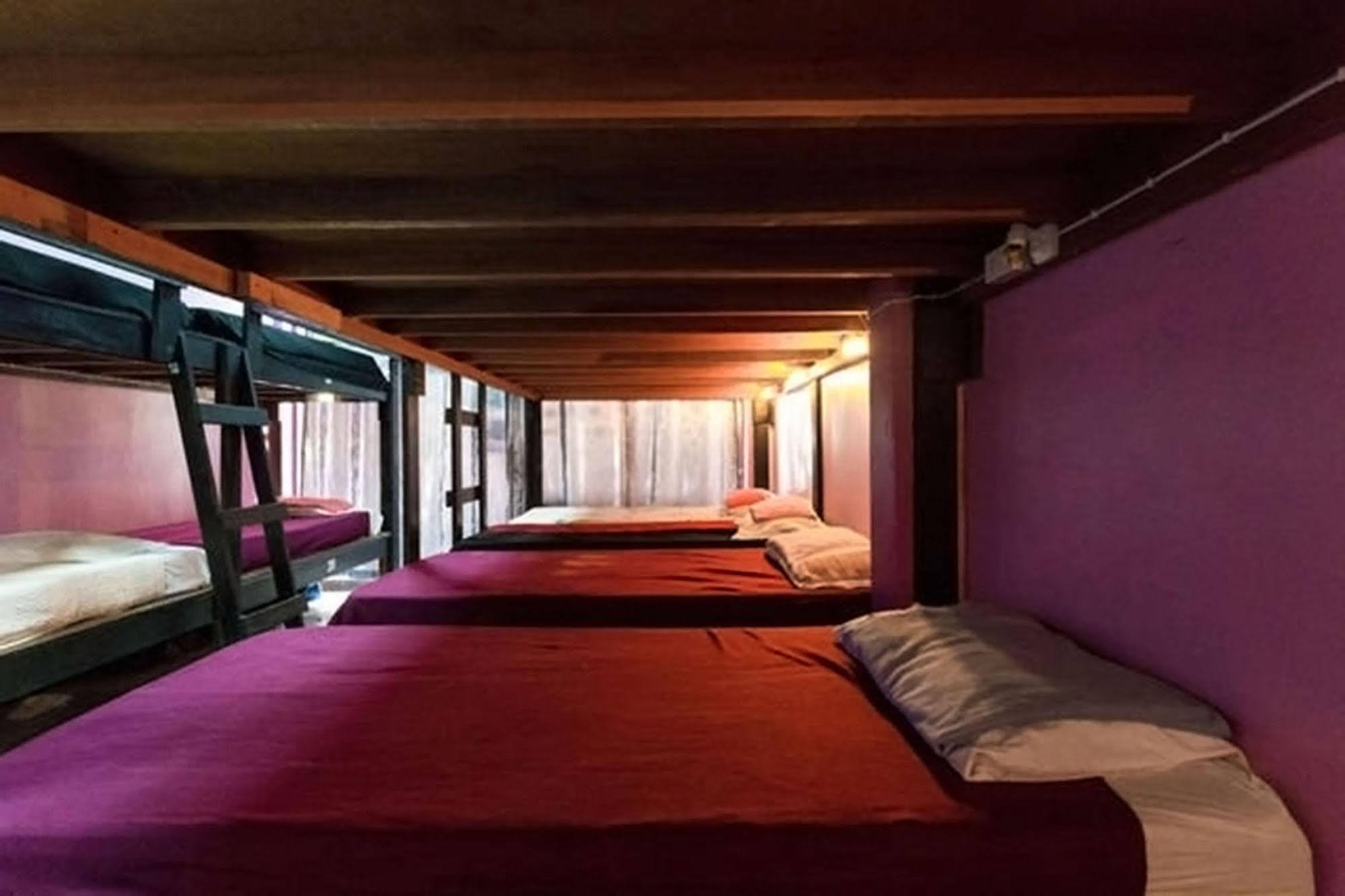 Wild & Wandering Backpacker Hostel & Bar Haad Rin Dış mekan fotoğraf