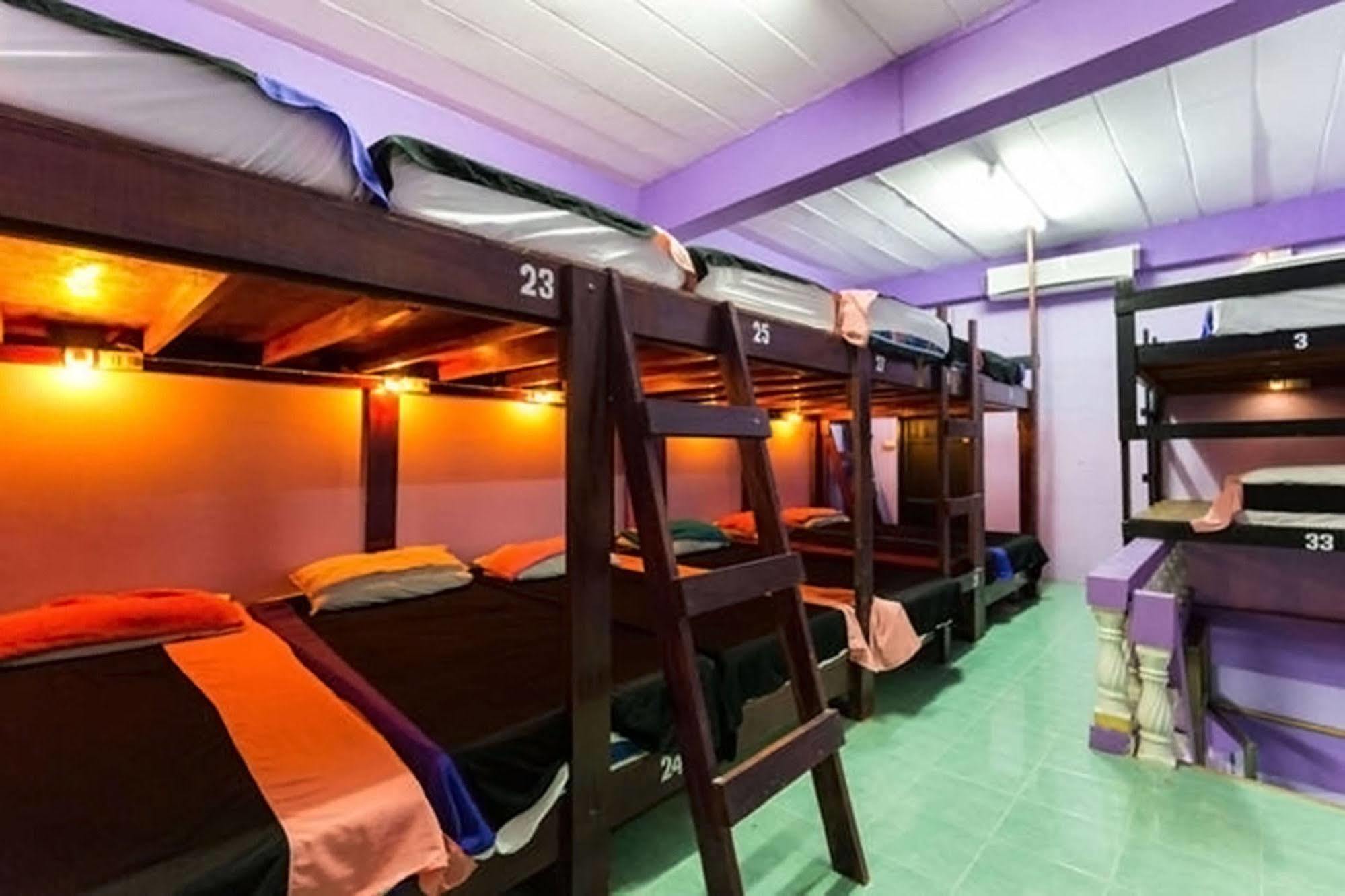 Wild & Wandering Backpacker Hostel & Bar Haad Rin Dış mekan fotoğraf