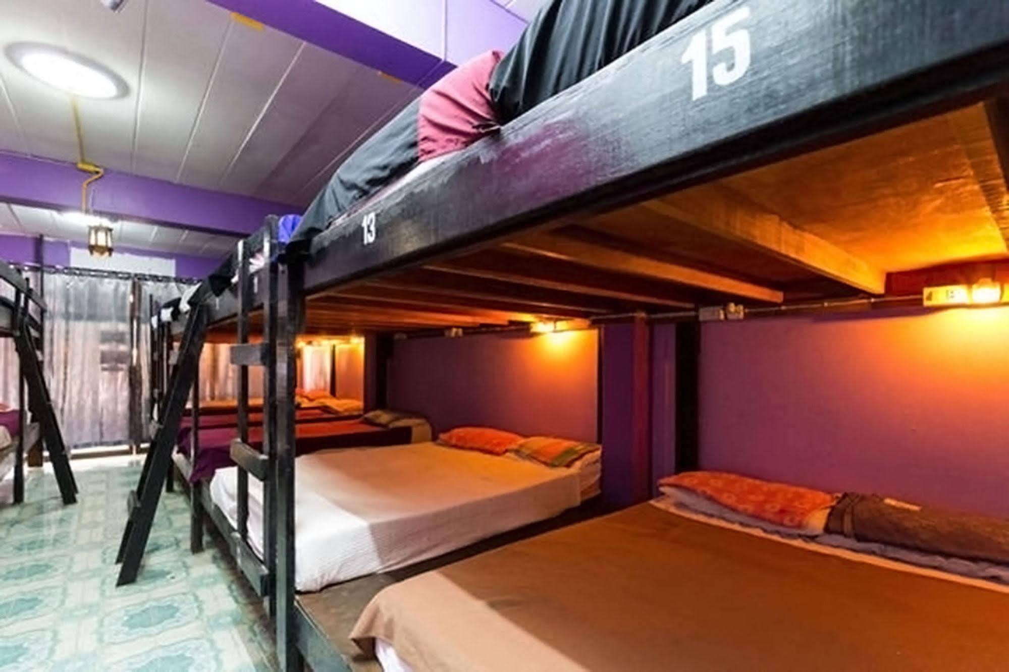 Wild & Wandering Backpacker Hostel & Bar Haad Rin Dış mekan fotoğraf