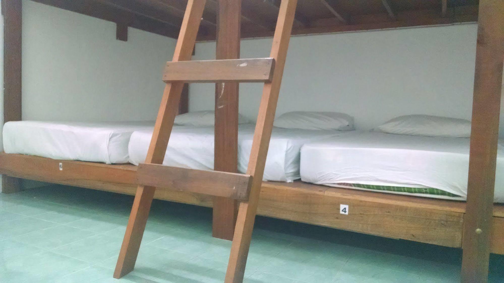 Wild & Wandering Backpacker Hostel & Bar Haad Rin Dış mekan fotoğraf