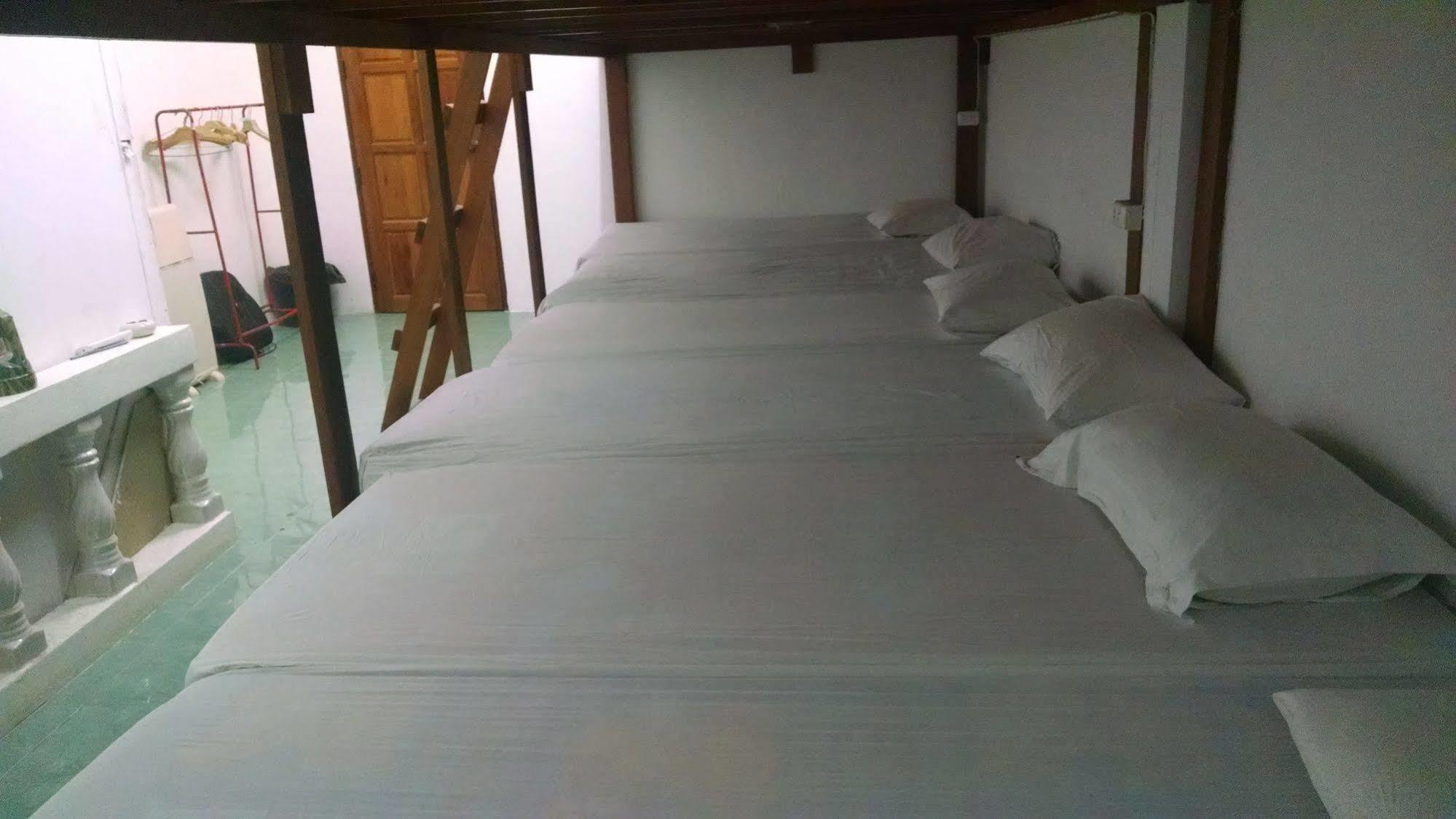 Wild & Wandering Backpacker Hostel & Bar Haad Rin Dış mekan fotoğraf