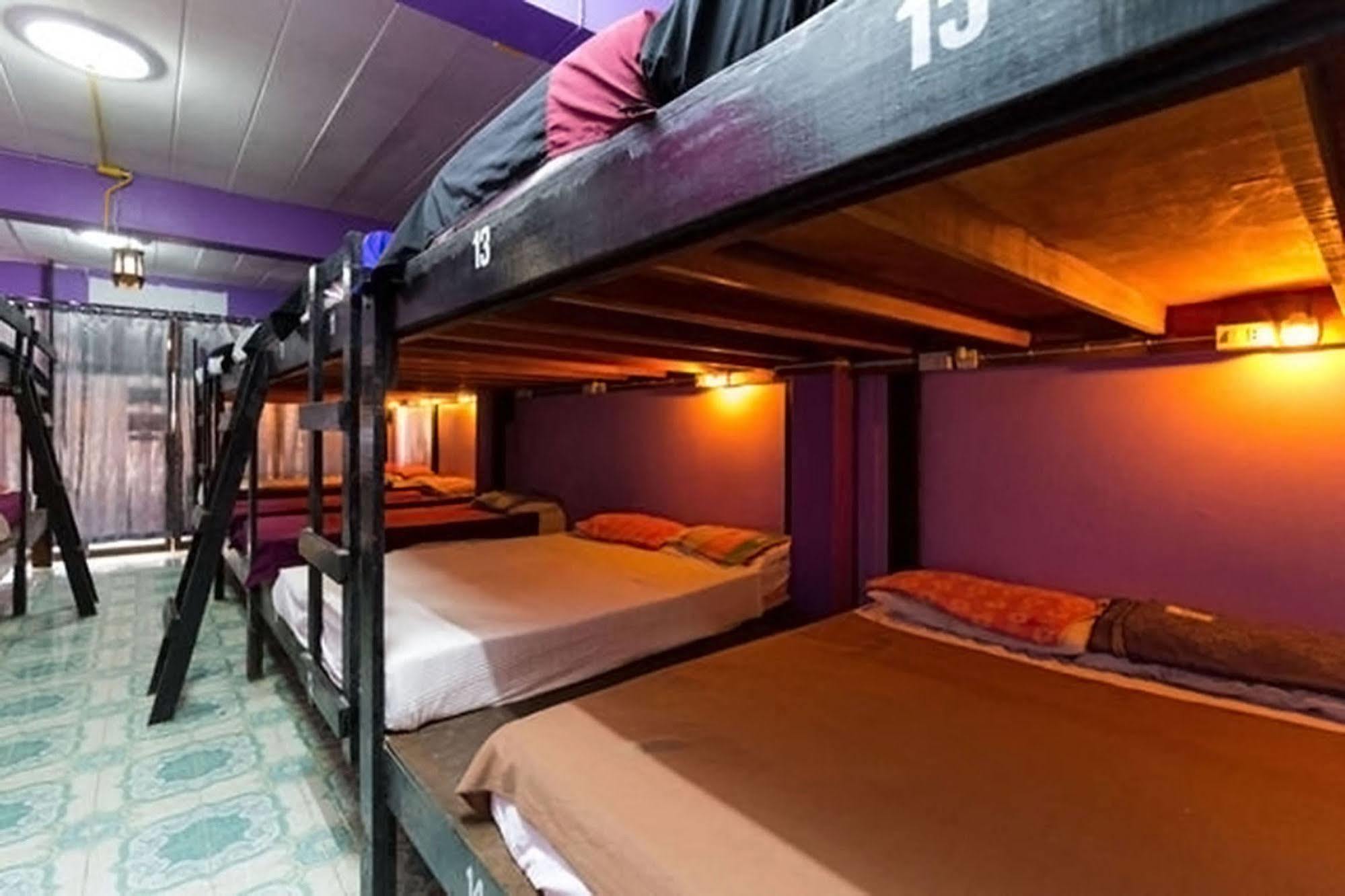Wild & Wandering Backpacker Hostel & Bar Haad Rin Dış mekan fotoğraf